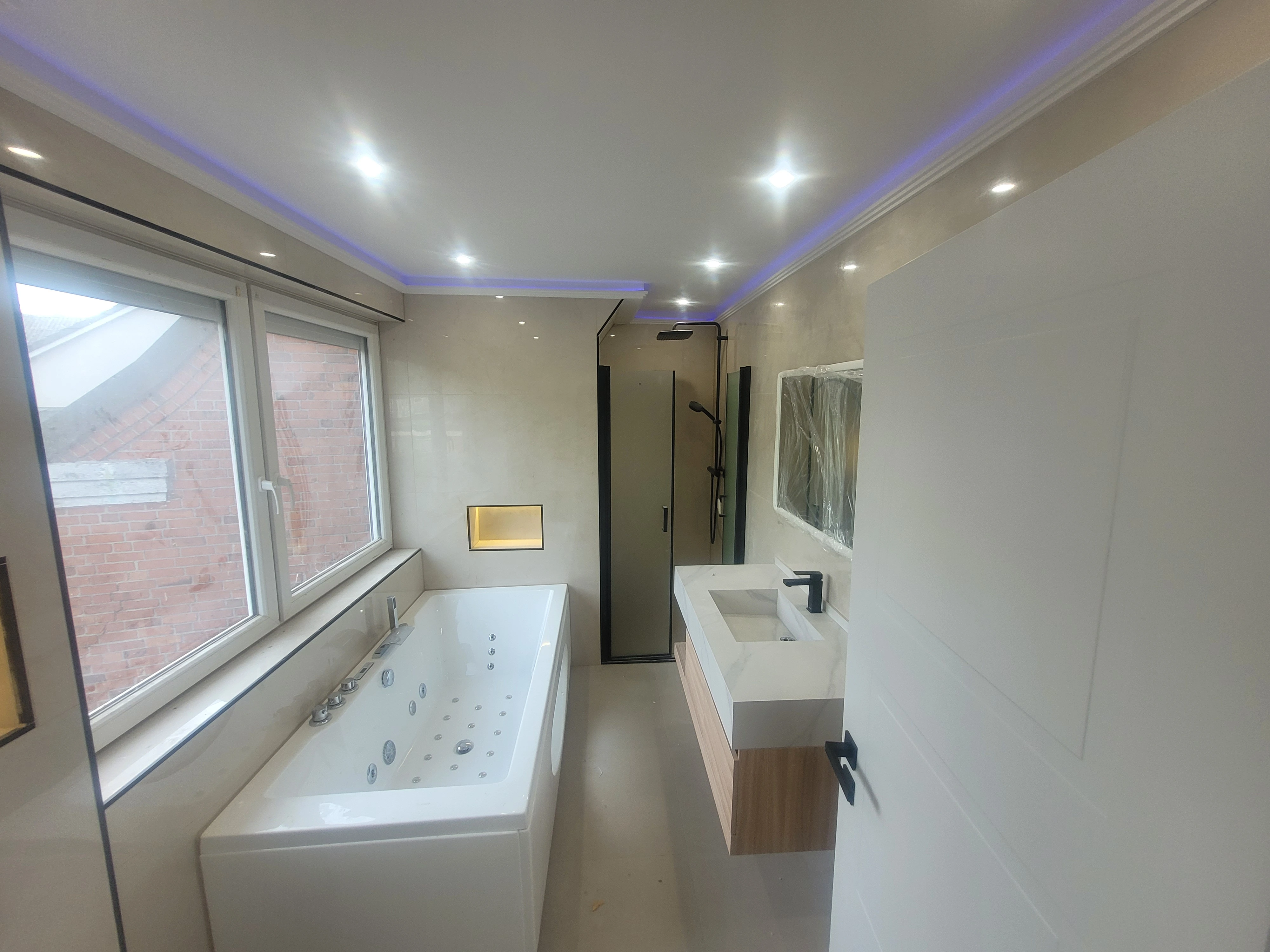 Frisch renoviertes Bad mit stilvollen Smart-LEDs, neuem Boden, Badewanne und weiteren Highlights.