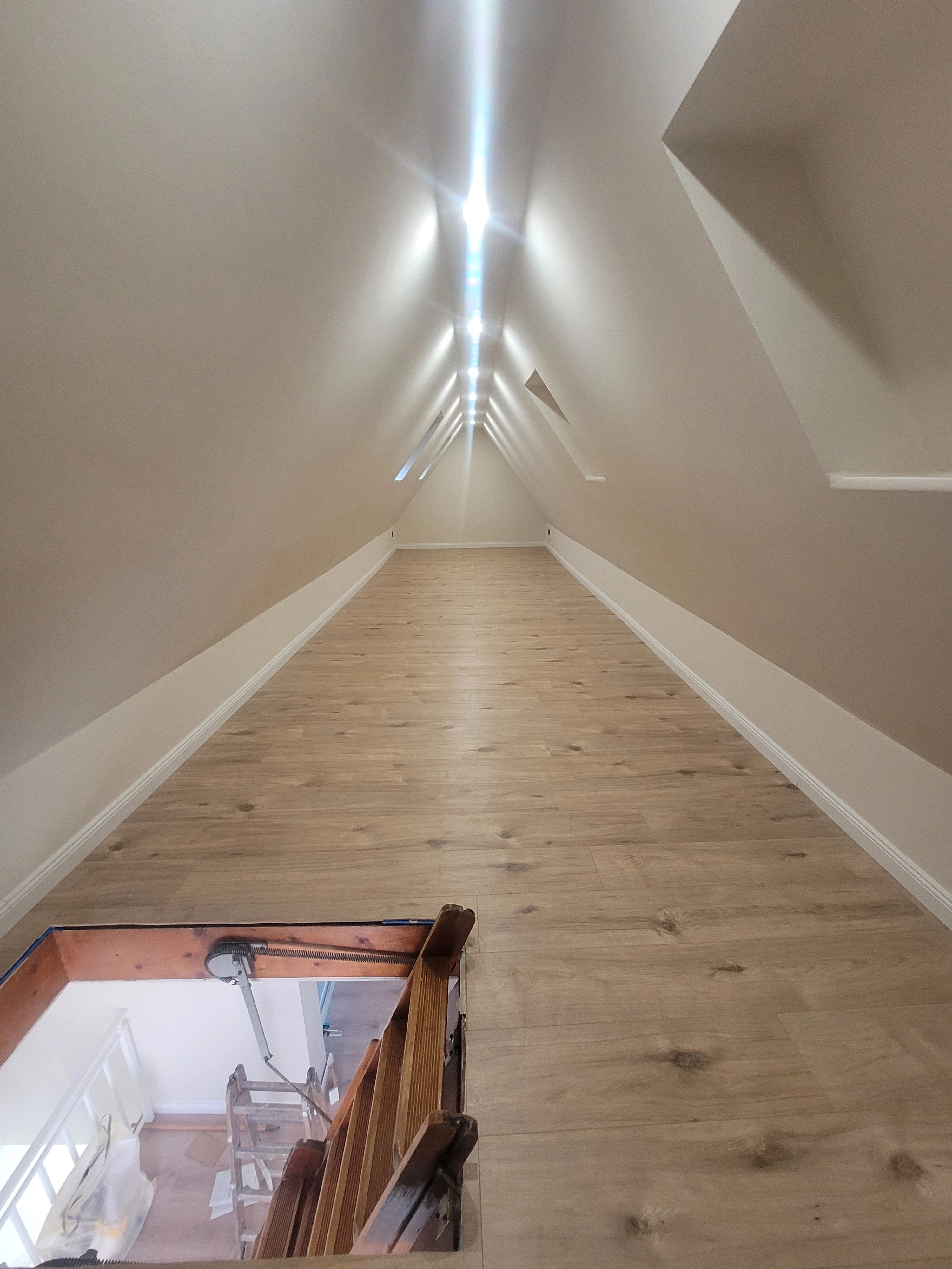(3/3) Neu verlegter Laminatboden, kombiniert mit einer frisch gestrichenen Wand und integrierten Smart-LEDs.
