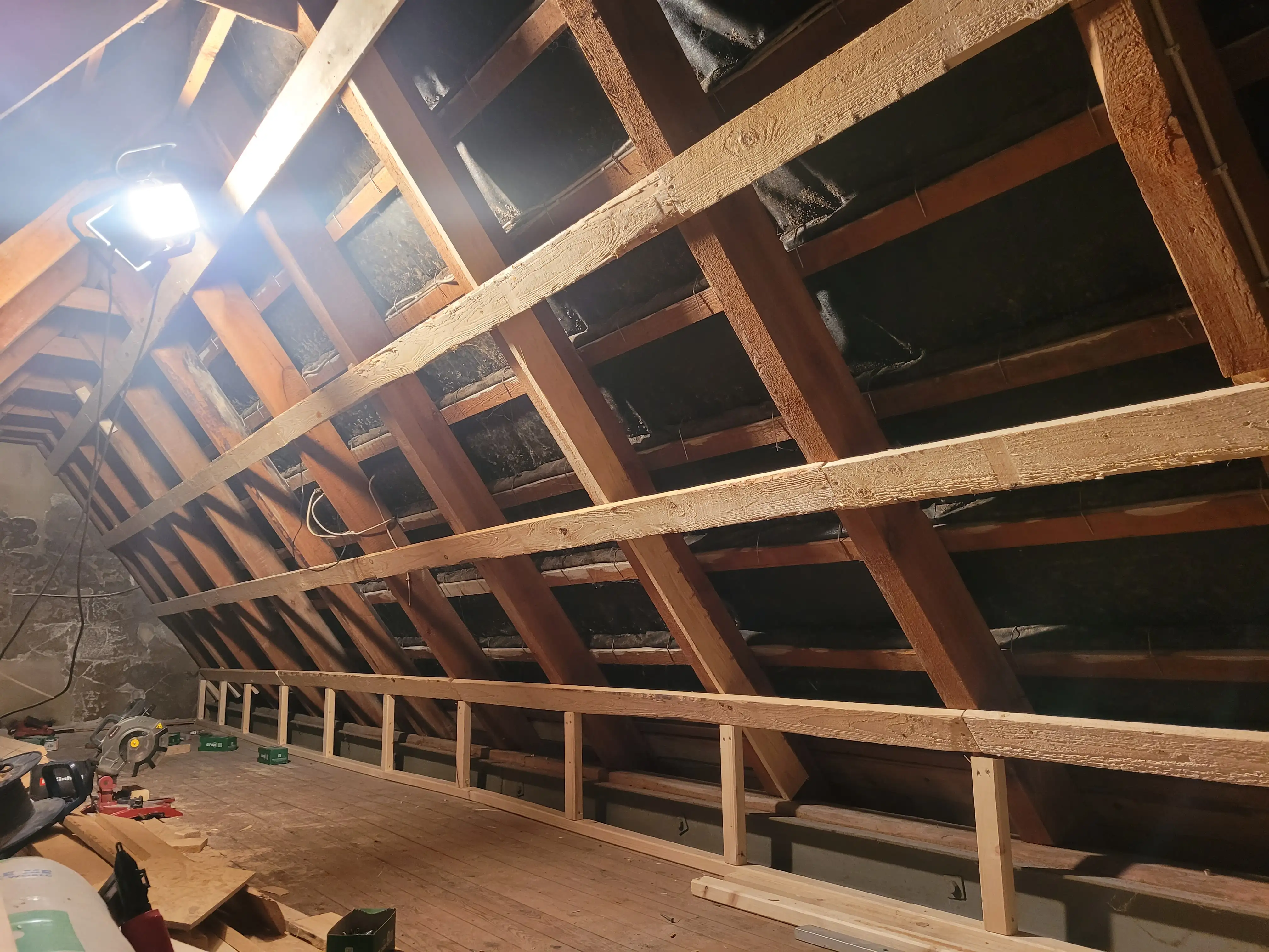 (1/3) Neu verlegter Laminatboden, kombiniert mit einer frisch gestrichenen Wand und integrierten Smart-LEDs.