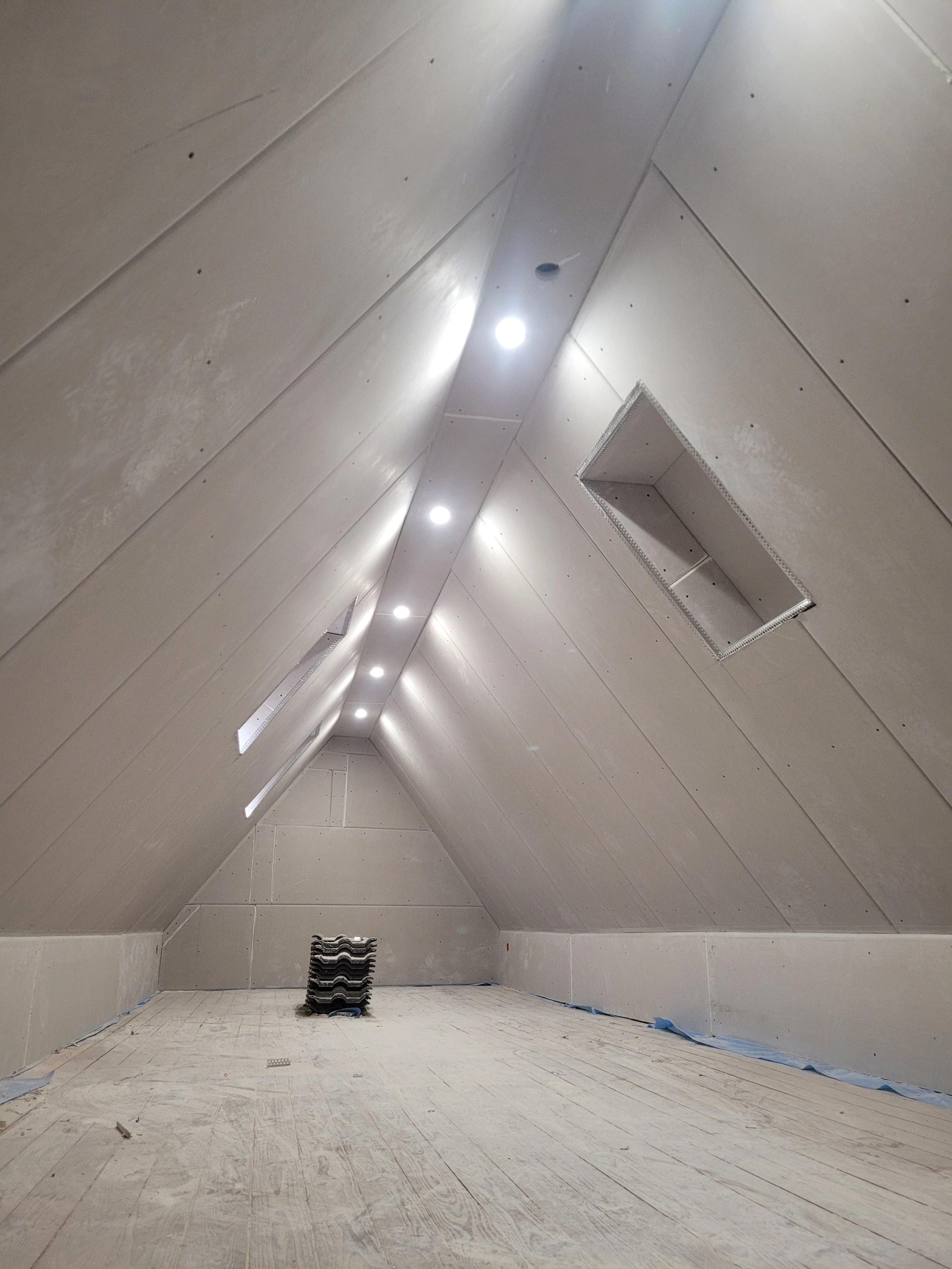 (2/3) Neu verlegter Laminatboden, kombiniert mit einer frisch gestrichenen Wand und integrierten Smart-LEDs.
