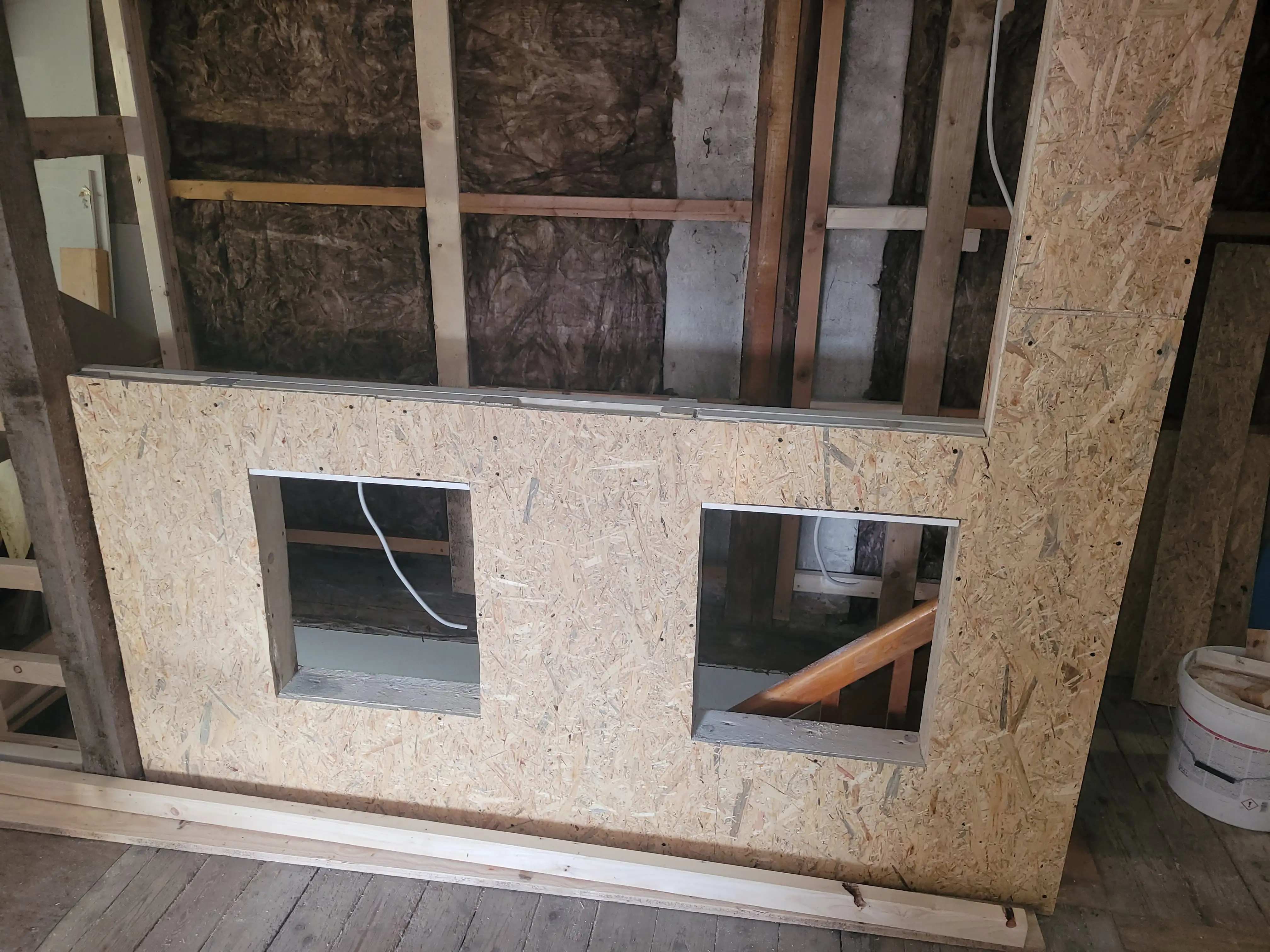 (2/3) Stilvolle Treppenbrüstung im oberen Flur mit integrierten viereckigen Fenstern und moderner LED-Beleuchtung – für mehr Sicherheit und Design.