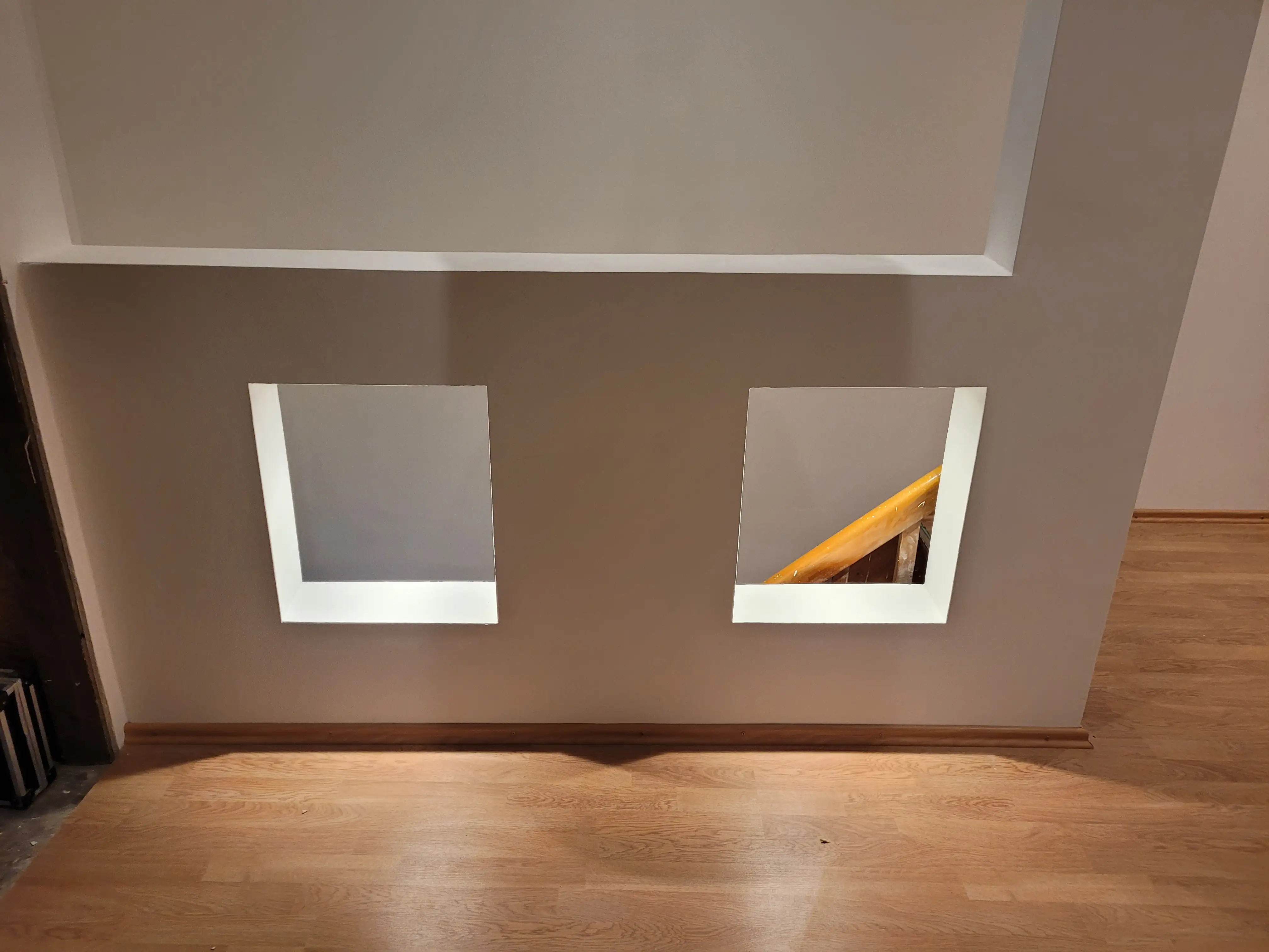(3/3) Stilvolle Treppenbrüstung im oberen Flur mit integrierten viereckigen Fenstern und moderner LED-Beleuchtung – für mehr Sicherheit und Design.