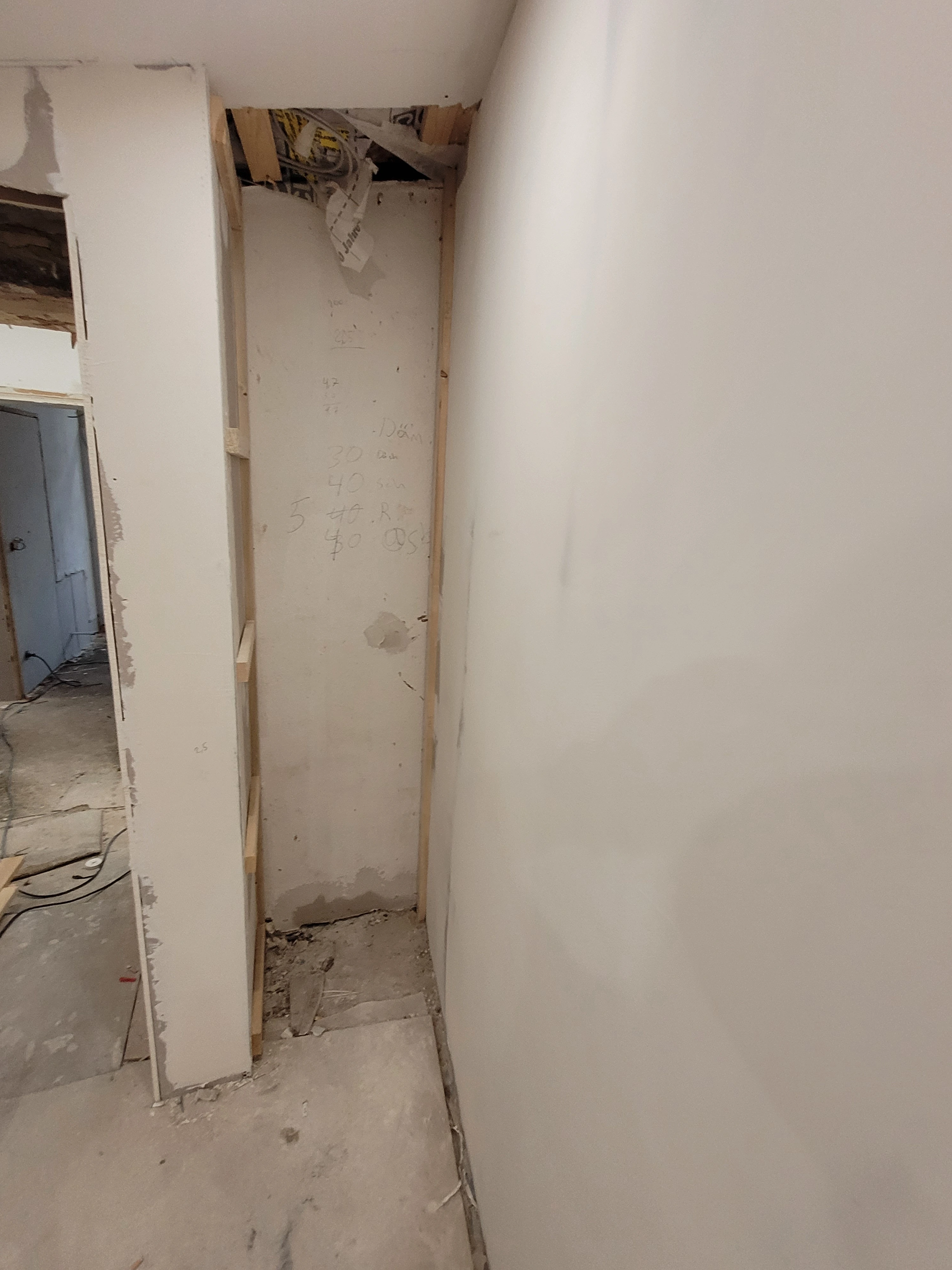 (1/3) In die Wand integrierte Regale mit LED-Beleuchtung und modernem, weißem Anstrich