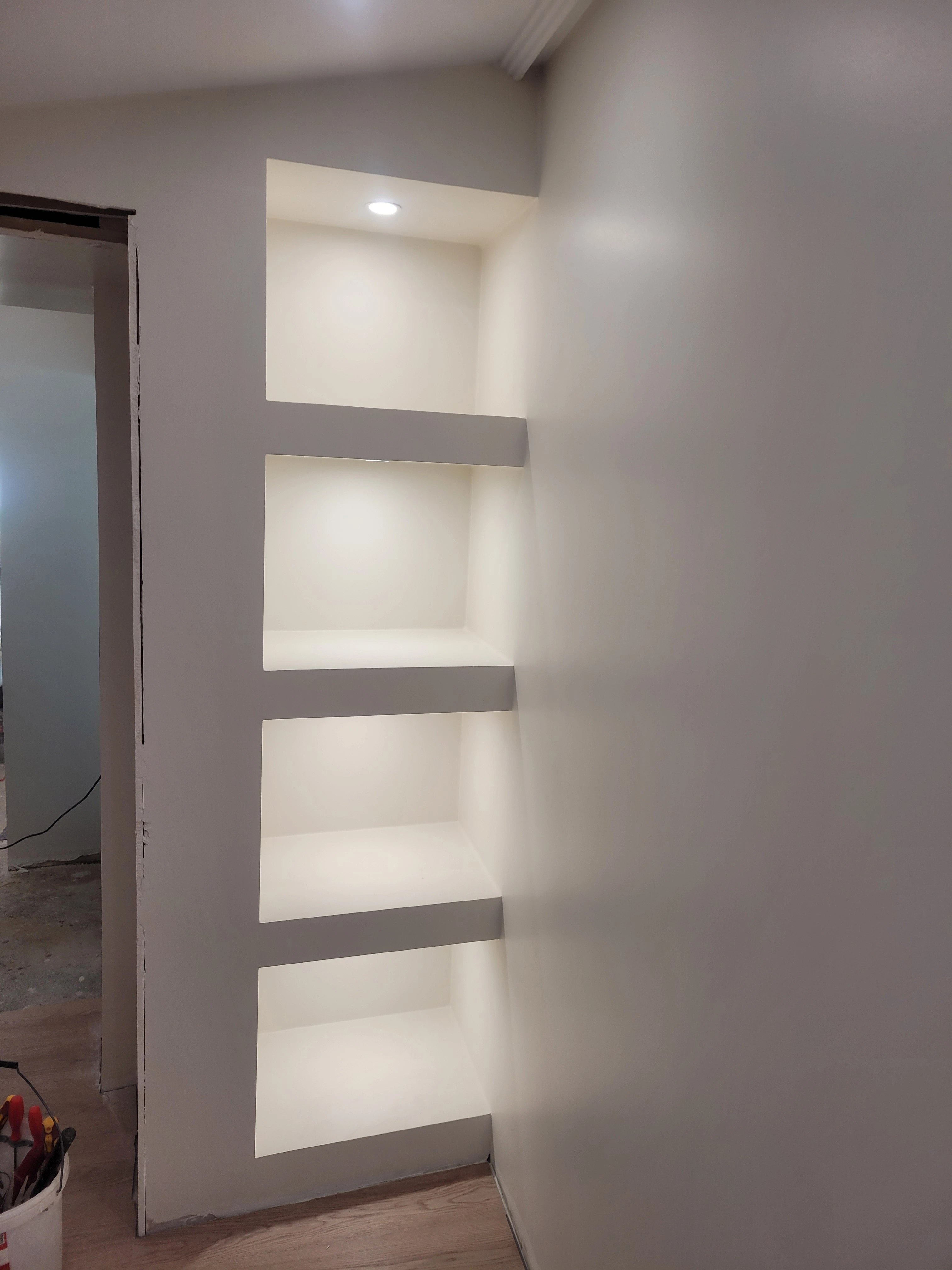 (3/3) In die Wand integrierte Regale mit LED-Beleuchtung und modernem, weißem Anstrich