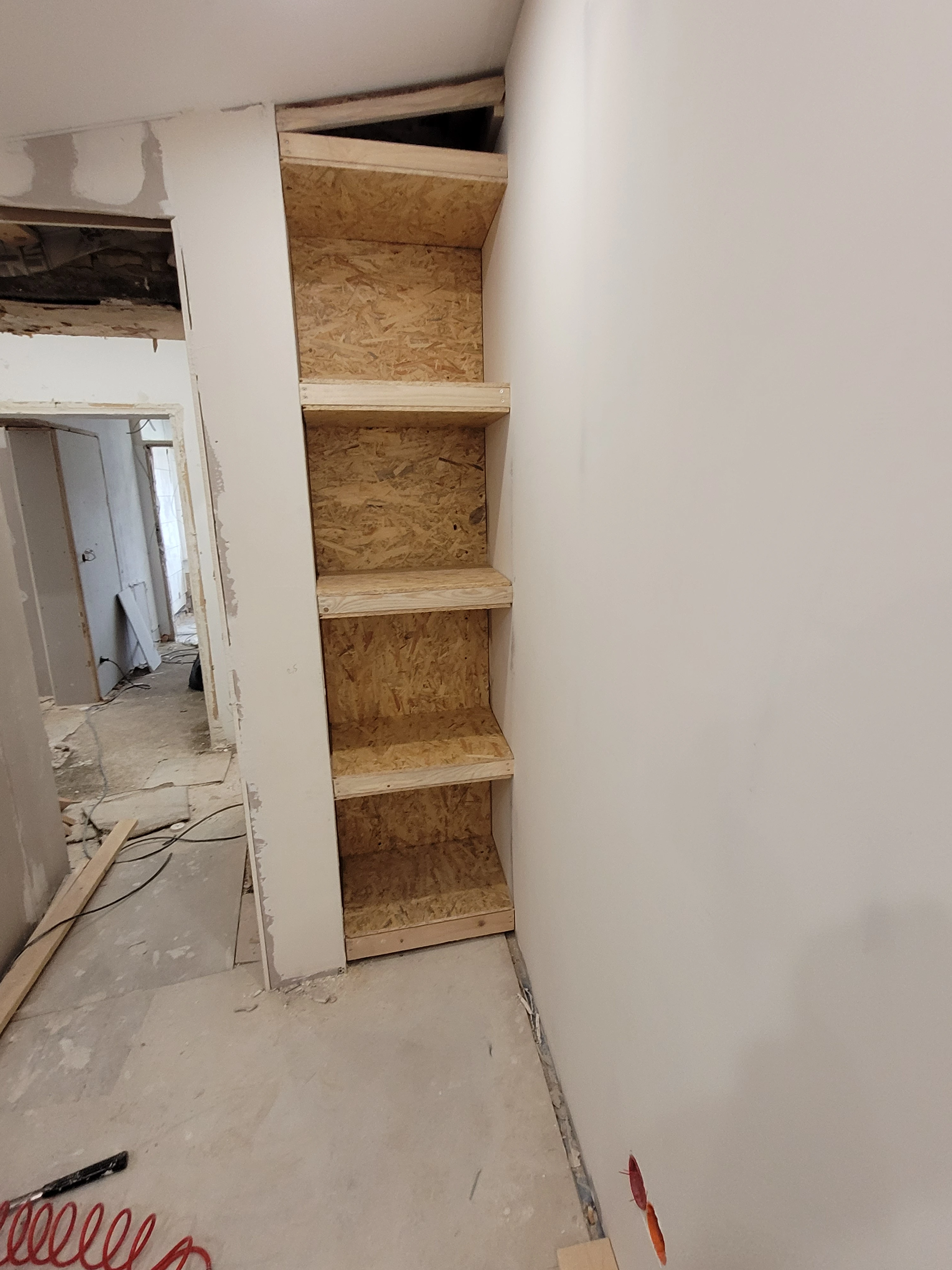 (2/3) In die Wand integrierte Regale mit LED-Beleuchtung und modernem, weißem Anstrich